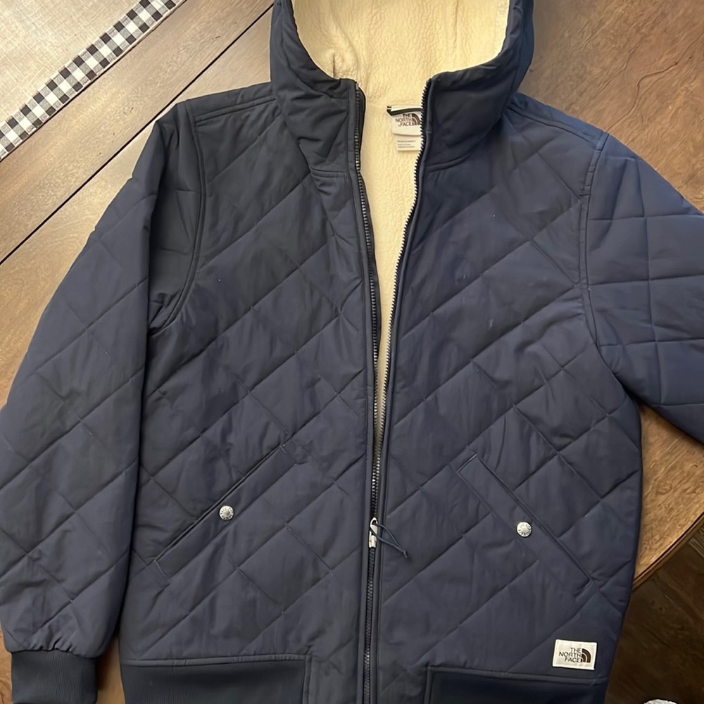 Mens North Face hooded insulated jacket.  Color is navy